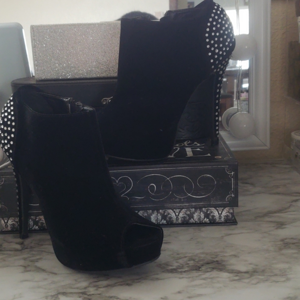 Black heel booties